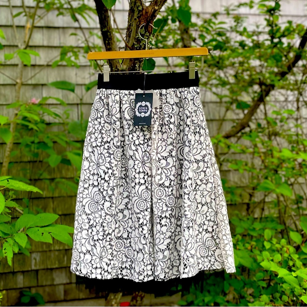 NWT Senza Tempo White Lace Skirt Over Black Tulle . Made Italy. Size Medium.